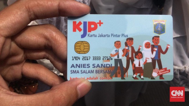 Anies memastikan program KJP Plus bersifat fleksibel. Hal itu berarti pencairannya tersedia dalam bentuk barang dan uang tunai.