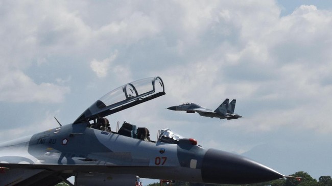 Pesawat tempur Sukhoi lepas landas sebelum melakukan terbang formasi saat latihan demo udara di Lanud Iswahjudi, ≈, Kamis (30/3). Sejumlah pesawat tempur TNI AU diantaranya Sukhoi dari Skuadron Udara 11 Sultan Hasanuddin Makassar, F-16 Fighting Falcon (Skuadron Udara 3) dan T-50 Golden Eagle (Skuadron Udara 15) Lanud Iswahjudi Magetan, Hawk 100 (Skuadron Udara 1) Supadio Pontianak dan Hawk 200 (Skuadron Udara 12) Rusmin Nuryadin Pekanbaru melakukan latihan demo udara di Lanud Iswahjudi hingga 3 April guna persiapan demo udara dalam rangka peringatan HUT ke-71 TNI AU di Lanud Halim Perdanakusuma Jakarta 9 April mendatang. ANTARA FOTO/Siswowidodo/aww/17.
