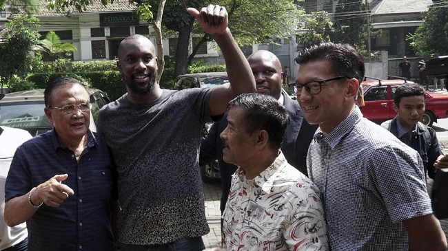 CEO PT Persib Bandung Bermartabat, Teddy Tjahyono, memilih bungkam terkait kabar pemecatan striker asal Inggris, Carlton Cole, di Maung Bandung. 