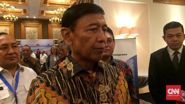 Ketika ditanya soal sikap Rizieq yang tak kunjung kembali ke Indonesia, Wiranto enggan berkomentar dan pergi ke arah mobilnya.