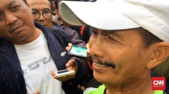 Pada Jumat lalu, Djadjang Nurdjaman kembali memimpin Persib berlatih setelah tiga hari tak datang. Dan, hari ini ia ikut jumpa pers jelang laga jamu Persiba.
