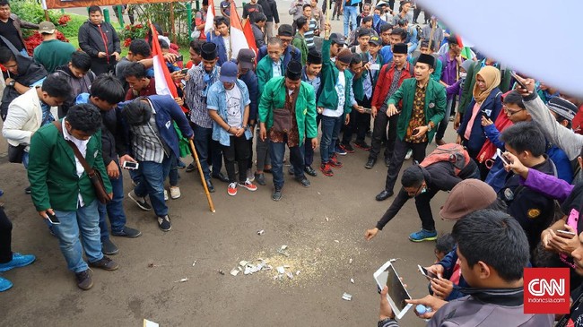 Pelepasan tikus tersebut adalah simbol bahwa masih banyak anggota dewan yang terindikasi korupsi. Mahasiswa menyampaikan aspirasi mereka ke Ketua MPR.