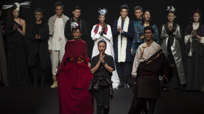 Pesona Busana Tibet di China Fashion Week
