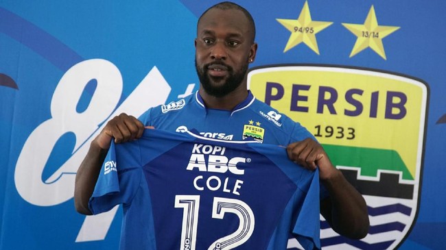 Carlton Cole menertawakan komentar manajer Persib, Umuh Muchtar. Striker yang didepak Maung Bandung itu menyebut Bobotoh berurusan dengan kebodohan.