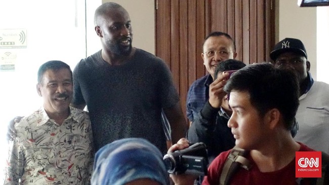 Manajer Persib Umuh Muchtar menyatakan mantan penyerang West Ham, Carlton Cole, bakal diperkenalkan di Bandung pagi ini dan langsung latihan sore harinya.