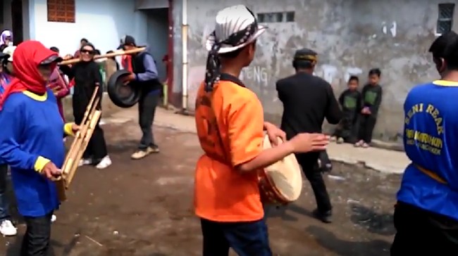 Dulu dia karyawan perusahaan kesenian. Situasi ekonomi membuatnya diberhentikan. Kini dia menyambung hidup dari kerajinan kesenian babarongan.