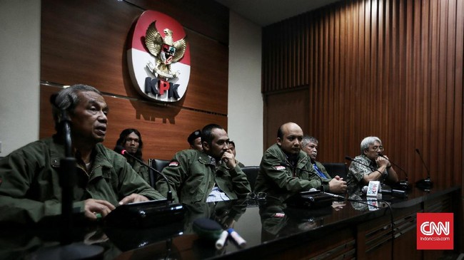 Tak cuma Abraham Samad, eks Ketua KPK lainnya, Busyro Muqoddas, juga mendesak KPK mencabut surat ultimatum untuk penyidik senior Novel Baswedan.