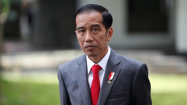 Jokowi membandingkan antara pengembangan teknologi hyperloop di negara maju, dengan kondisi di Indonesia yang masih membahas mengenai cantrang.