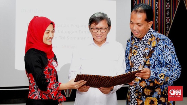 PT Bank Mandiri (Persero) Tbk serta PT Bank Central Asia Tbk mengucurkan pembiayaan sindikasi untuk pembebasan lahan ruas jalan tol Semarang-Batang Jawa Tengah.