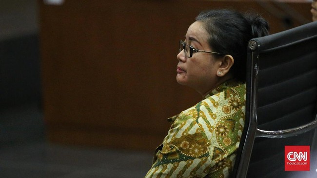 Menyusul pengingkaran eks anggota Komisi II DPR Miryam Haryani atas kesaksian yang pernah dibuatnya, jaksa membuka video pemeriksaan di hadapan hakim.