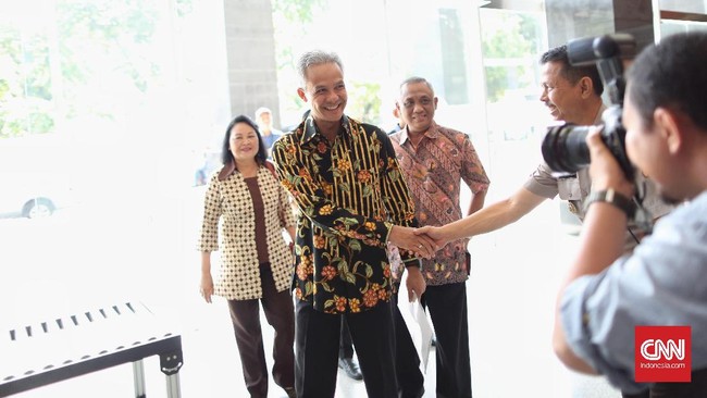 Keterangan itu diperoleh dari keterangan sejumlah saksi yang diminta keterangannya oleh penyidik KPK. Salah satunya, dari politikus Hanura Miryam Haryani.