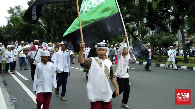 Aksi 313 tak cuma diikuti oleh para orang dewasa. Sejumlah anak-anak pun ikut turun ke jalan. Ada yang ingin belajar politik, ada pula yang cuma penasaran.