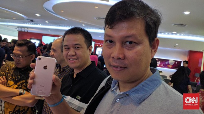 Ada 260 orang yang mengantre iPhone 7 di Galeri Smartfren, Sabang, Jakarta, sejak pukul 6.00 WIB. Padahal tak jauh dari lokasi, akan berlangsung aksi 313.
