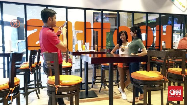 Restoran seksi Hooters kini sudah dibuka. Sama seperti induknya di Amerika, Hooters Jakarta juga memiliki pelayan seksi dan naked wings yang tak kalah seksi.