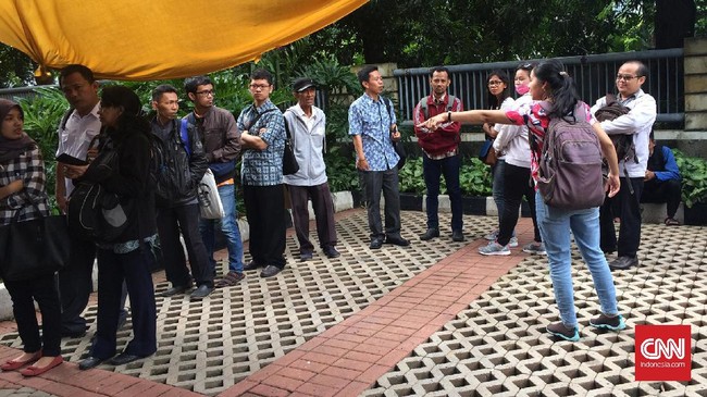 Tiga bus disiapkan untuk mengantar pemegang surat kuasa peserta amnesti pajak dari kantor pusat ke sejumlah kantor pelayanan pajak (KPP) lain di Jakarta.