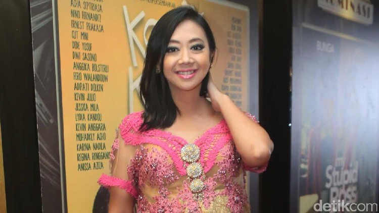 Umurnya baru 5 bulan, tapi anak kedua selebriti Asri Welas ini harus pakai kacamata plus 16.
