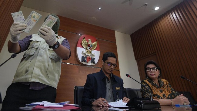 Penulis novel Okky Madasari sangat ingin bekerja sama dengan Komisi Pemberantasan Korupsi (KPK) khususnya dalam program kampanye pencegahan korupsi