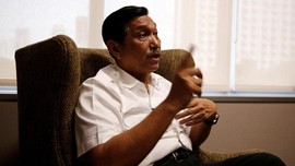 Luhut Lirik Ide Ubah Sampah Jadi 'Jalan Raya Plastik'