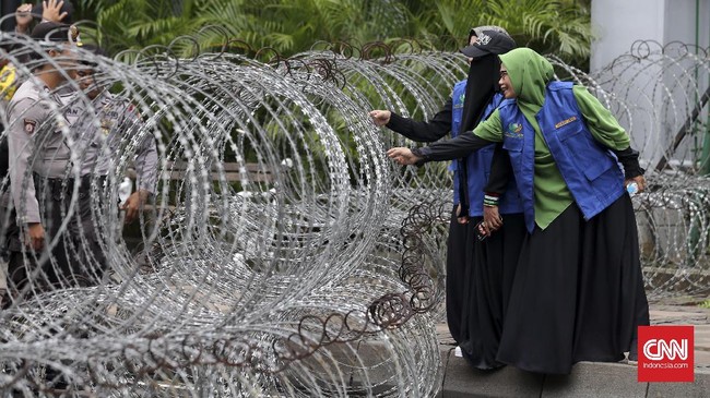 Kepolisian melakukan penutupan atau penyekatan ruas jalan di sekitar Patung Kuda dan kawasan Monas guna mengantisipasi massa aksi Reuni Alumni 212.