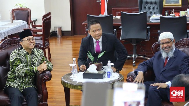 Zakir Naik mengatakan, Alquran mengajarkan Muslim untuk berkawan dengan siapapun tapi tidak memilih pelindung yang berbeda keyakinan.