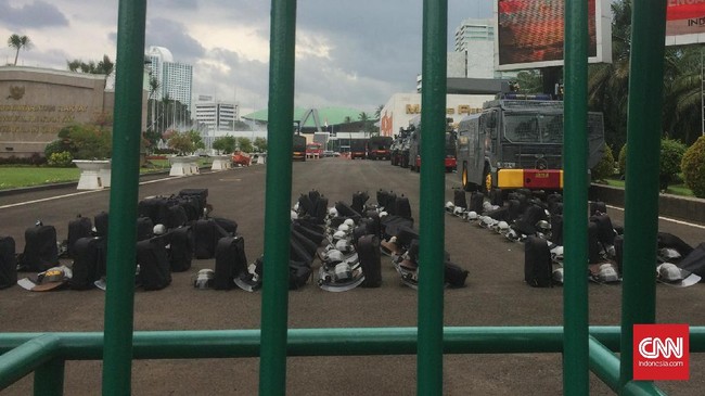 Laskar 313 mengancam akan mendemo DPR terkait desakan untuk menolak Perppu Ormas yang baru diteken oleh Presiden Jokowi.