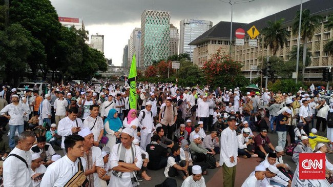 Islam tradisional adalah mereka yang umumnya merupakan warga NU. Mereka disebut menjauh dari Anies-Sandi setelah mengetahui pasangan itu didukung FUUI.