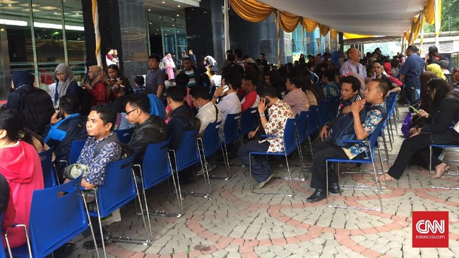 Direktur Jenderal Pajak Ken Dwijugiasteadi menginstruksi petugas untuk kembali membagikan nomor antrean bagi pemegang surat kuasa, meski harus lembur.