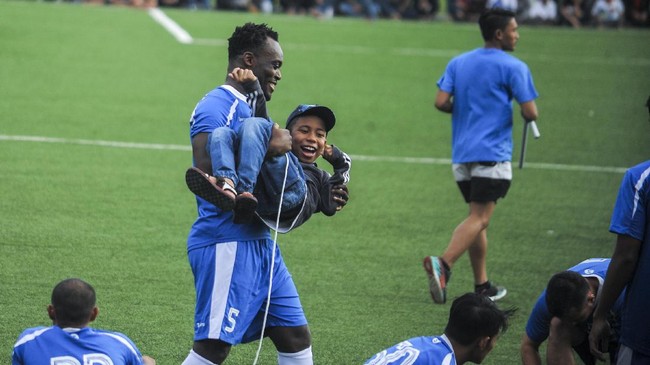 Djadjang Nurdjaman mengatakan Michael Essien dan Carlton Cole masih sulit tidur karena belum bisa beradaptasi dengan iklim di Indonesia.