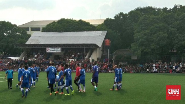 Empat pemain baru langsung meramaikan latihan perdana Persib Bandung untuk musim 2019 bersama pelatih Miljan Radovic di Stadion Arcamanik, Senin (14/1).