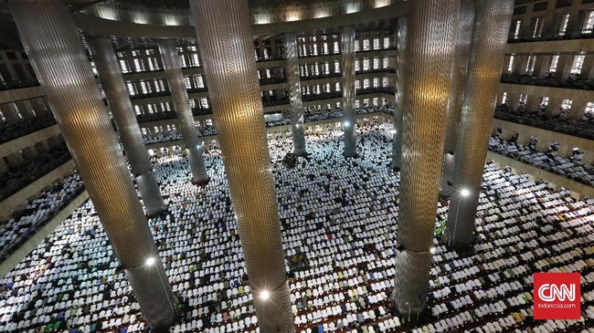 Pengurus masjid hanya akan membuka tiga pintu untuk keluar masuk jamaah saat Salat Jumat.