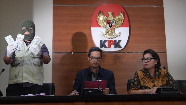 Selain menyita dua unit mobil, penyidik KPK juga membawa sejumlah dokumen untuk mengusut kasus korupsi e-KTP.