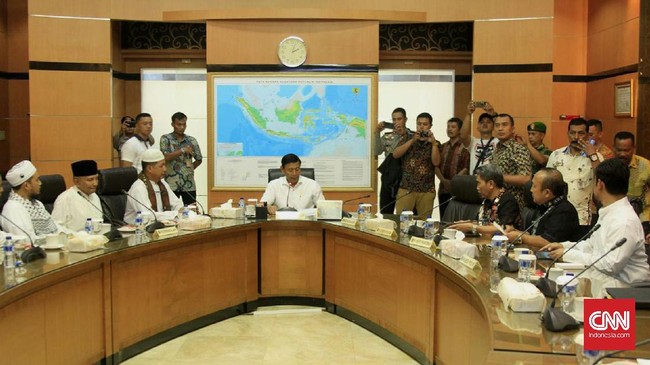 Pertemuan antara Wiranto dan Amien Rais digelar tertutup di Kementerian Polhukam, Jakarta. Pertemuan itu membahas seputar Aksi 313 yang saat ini berlangsung.