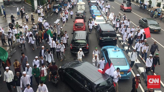 Berbeda dari aksi sebelumnya, sebagian massa telah berjalan lebih dulu tanpa dipimpin mobil komando. Tampak tak terorganisir dengan rapih.