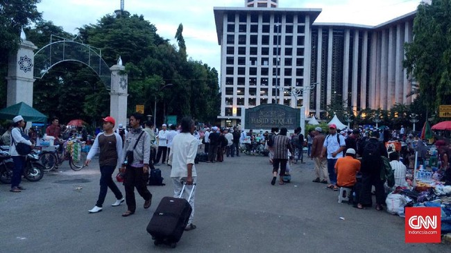 Sejumlah peserta memperoleh kudapan dan minuman gratis dalam Aksi 313 kali ini. Mereka juga terus melanjutkan aksi di tengah-tengah rintik hujan.