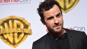 Senyum Justin Theroux usai Perceraian dengan Jennifer Aniston