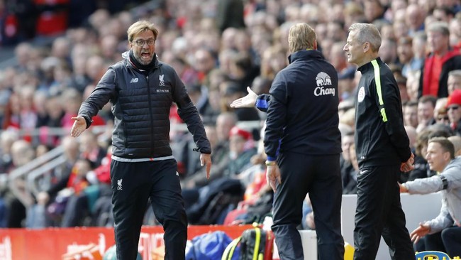 Manajer Everton Ronald Koeman mengatakan, juru taktik Liverpool Juergen Klopp terlalu banyak melakukan pertunjukan heboh dari bangku cadangan.