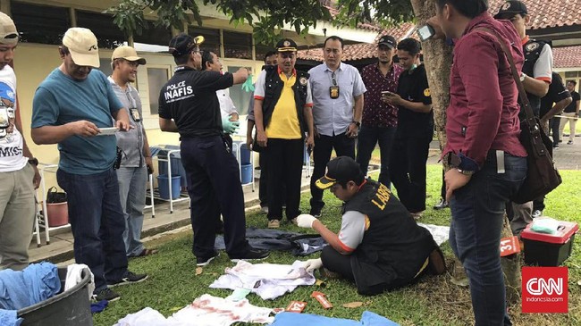 Rekonstruksi digelar di dua tempat yakni di lokasi pembunuhan dan di pusat perbelanjaan tempat tersangka membeli pisau untuk membunuh korban.