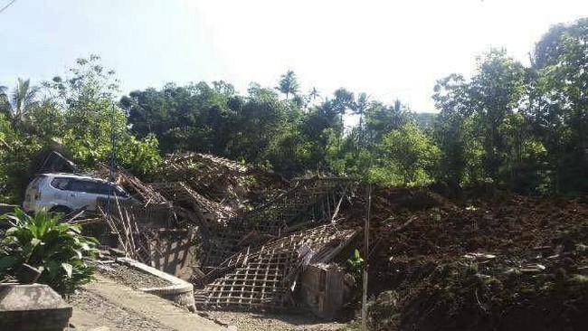 Dari total 31 orang yang dilaporkan hilang, 10 di antaranya dipastikan menjadi korban yang tertimbun longsor saat memanen jahe di lereng perbukitan.