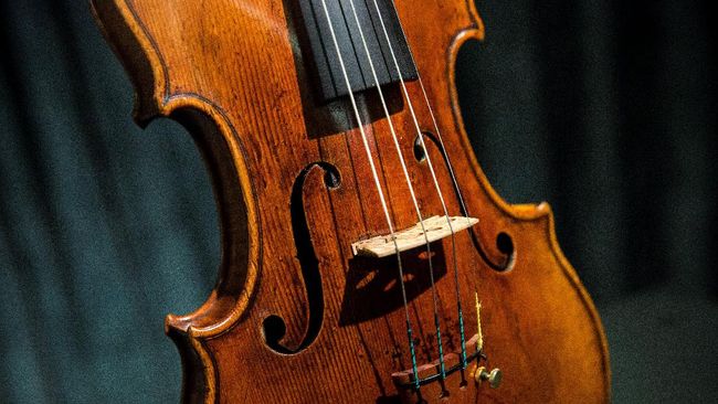 Stradivarius, biola legendaris yang berusia lebih dari 100 tahun, bisa terjual lebih dari US$10 juta. Biola istimewa ini bikin pemusik jatuh hati.