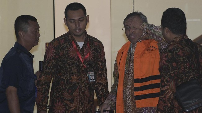 KPK masih mendalami penerimaan fee oleh pejabat PT PAL Indonesia atas penjualan kapal perang Strategic Sealift Vessel (SSV) ke Kementerian Pertahanan Filipina.