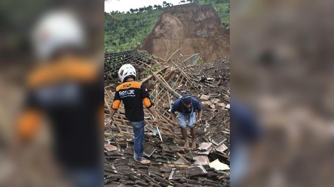 Kementerian Sosial menyalurkan bantuan untuk menangani bencana tanah longsor di Dusun Tangkil, Desa Banaran, Kecamatan Pulung, Ponorogo pada Minggu (2/4).