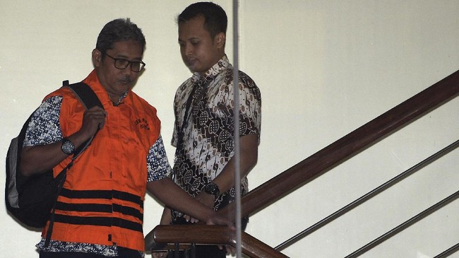 Rumah yang digeledah adalah milik karyawan Ashanti Sales Incorporation, Agus Nugroho yang merupakan tersangka pemberi suap kepada oknum PT PAL.