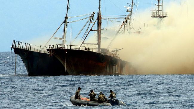 Kejagung Tenggelamkan Kapal Malaysia Karena Pencurian Ikan Kejaksaan Agung menenggelamkan dua kapal asing asal Malaysia yang terlibat dalam kasus pencurian ikan di perairan Indonesia.