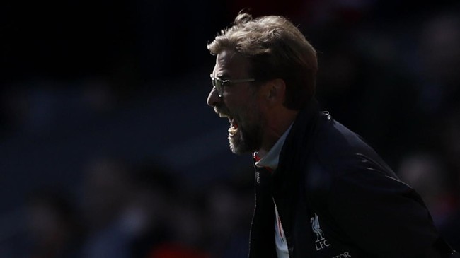 Juergen Klopp tak panik meskipun Liverpool kini seolah tertinggal dari klub-klub pesaing dalam hal perburuan pemain di bursa transfer.