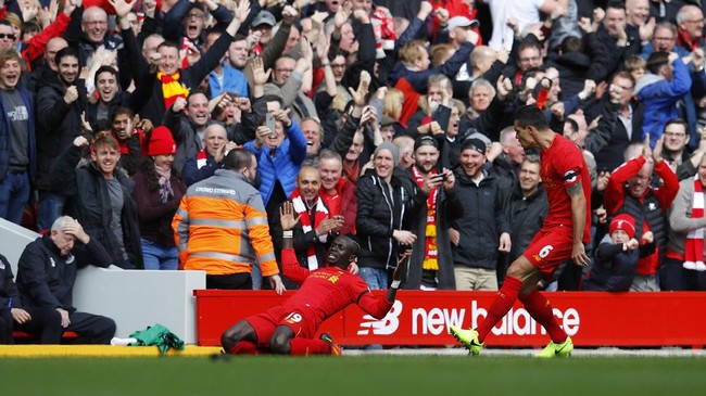 Liverpool menunjukkan keperkasaannya dengan menaklukkan rival derby sekota, Everton, dengan skor 3-1 di Stadion Anfield, Sabtu (1/4).
