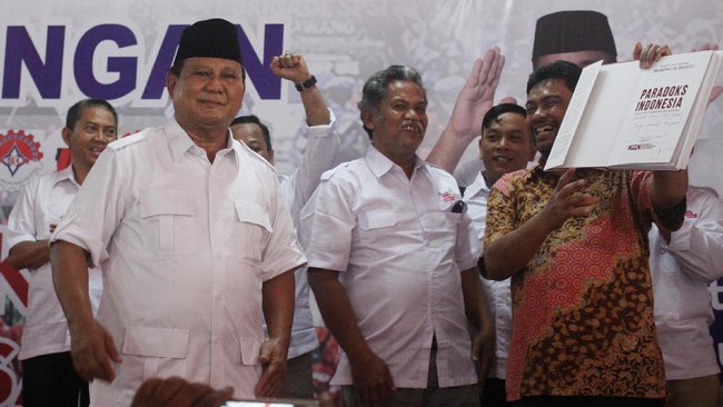 Prabowo Subianto menolak tegas ide penggulingan pemerintahan yang sah dan takkan pernah mau memimpin makar. Ia hanya ingin dukung Anies-Sandi.