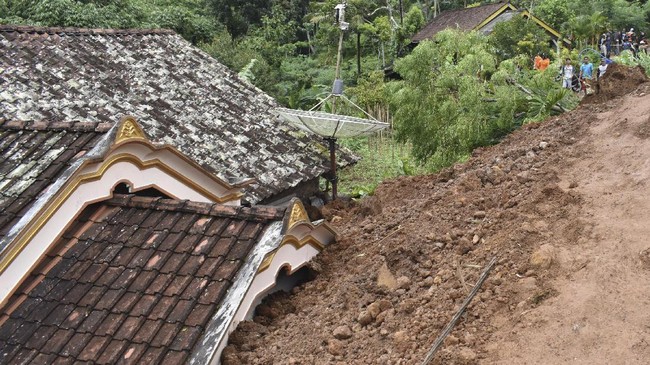 Longsor di Desa Cipelah, Kabupaten Bandung, menerjang dua rumah setelah hujan deras mengguyur wilayah itu sejak Senin siang hingga tengah malam.