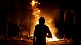 Tolak Revisi Konstitusi, Warga Paraguay Bakar Gedung Kongres