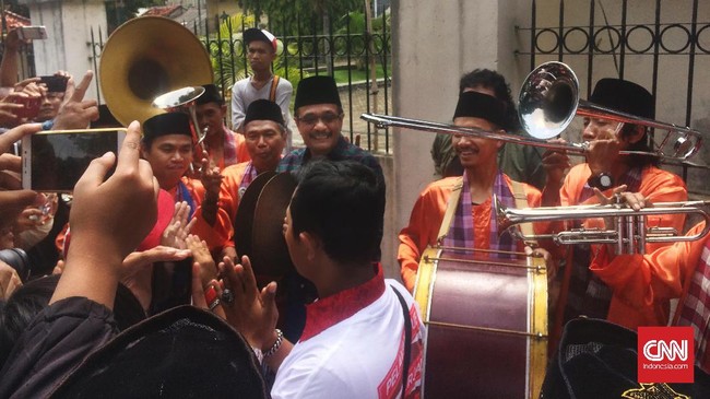 Saat menghadiri acara istighosah di Condet, Cawagub DKI Jakarta Djarot diadang palang pintu, seperti pantun dan silat yang diselingi guyonan khas Betawi.