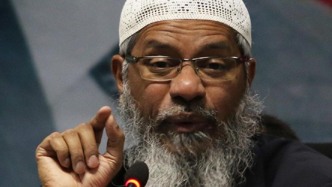 Tiga menteri Malaysia mendesak PM Mahathir Mohamad mengusir Zakir Naik setelah pemuka agama kontroversial asal India itu melontarkan komentar bernada rasial.